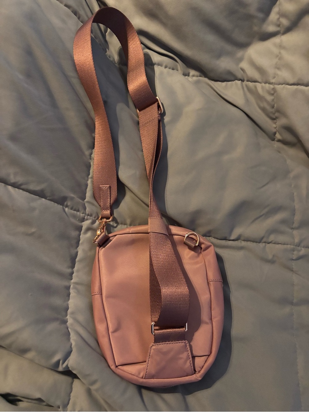 lululemon athletica Small Crossbody Shoulder Bag in Dusky Rose - Picture 2 of 5